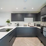 4-bed Townhouse, Secure & Close To Centre- Ideal For Corporate Guests Lägenhet *