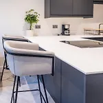 4-bed Townhouse, Secure & Close To Centre- Ideal For Corporate Guests Lägenhet *
