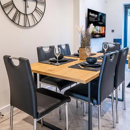 公寓 4-bed Townhouse, Secure & Close To Centre- Ideal For Corporate Guests