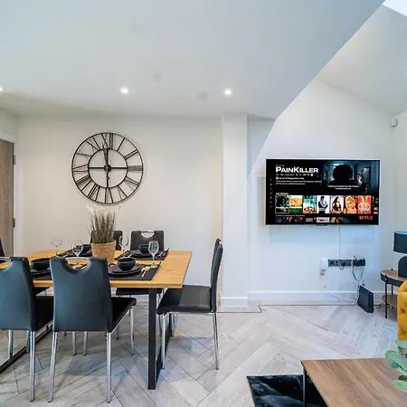 4-bed Townhouse, Secure & Close To Centre- Ideal For Corporate Guests Lägenhet