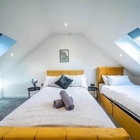 Apartment 4-bed Townhouse, Secure & Close To Centre- Ideal For Corporate Guests *