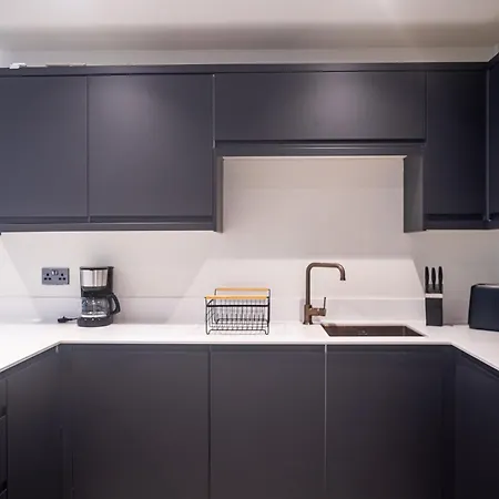 4-bed Townhouse, Secure & Close To Centre- Ideal For Corporate Guests *