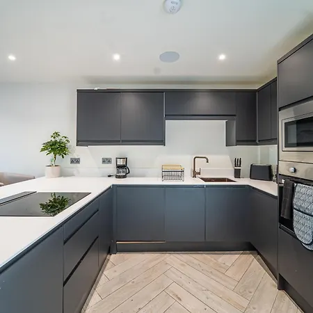 4-bed Townhouse, Secure & Close To Centre- Ideal For Corporate Guests Апартаменты *