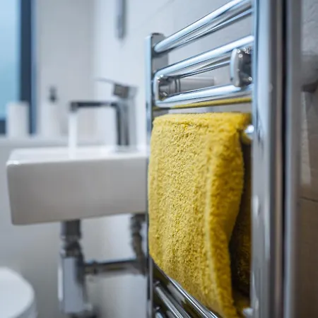 Apartment 4-bed Townhouse, Secure & Close To Centre- Ideal For Corporate Guests *