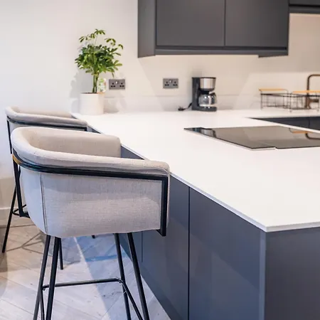 4-bed Townhouse, Secure & Close To Centre- Ideal For Corporate Guests Apartment *