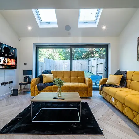 4-bed Townhouse, Secure & Close To Centre- Ideal For Corporate Guests *