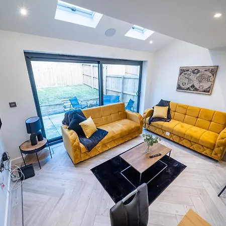 4-bed Townhouse, Secure & Close To Centre- Ideal For Corporate Guests Лидс