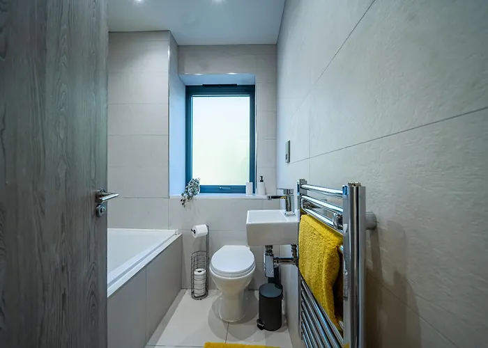 Apartment 4-bed Townhouse, Secure & Close To Centre- Ideal For Corporate Guests