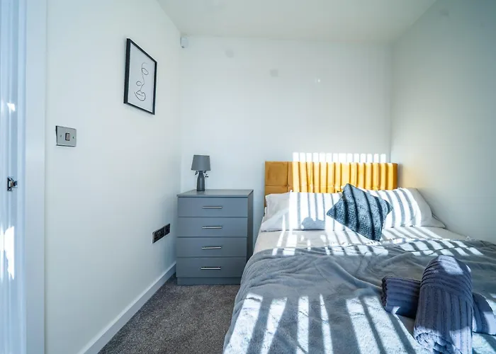 4-bed Townhouse, Secure & Close To Centre- Ideal For Corporate Guests דירה *