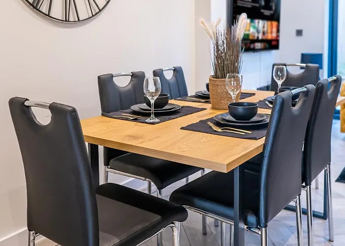 דירה 4-bed Townhouse, Secure & Close To Centre- Ideal For Corporate Guests