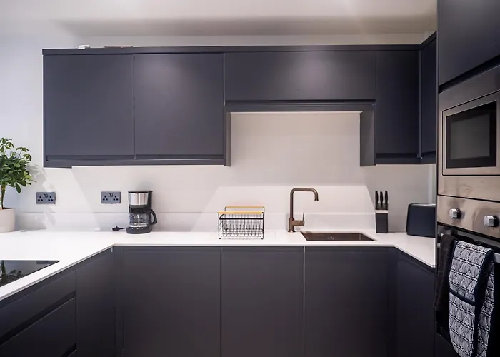 4-bed Townhouse, Secure & Close To Centre- Ideal For Corporate Guests *