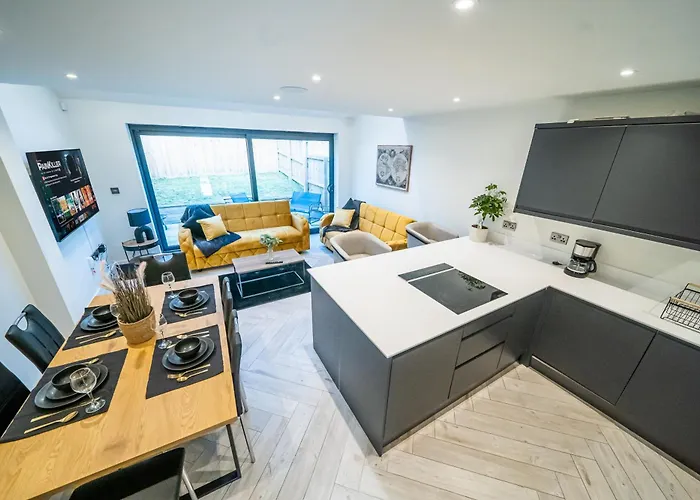 4-bed Townhouse, Secure & Close To Centre- Ideal For Corporate Guests דירה לידס