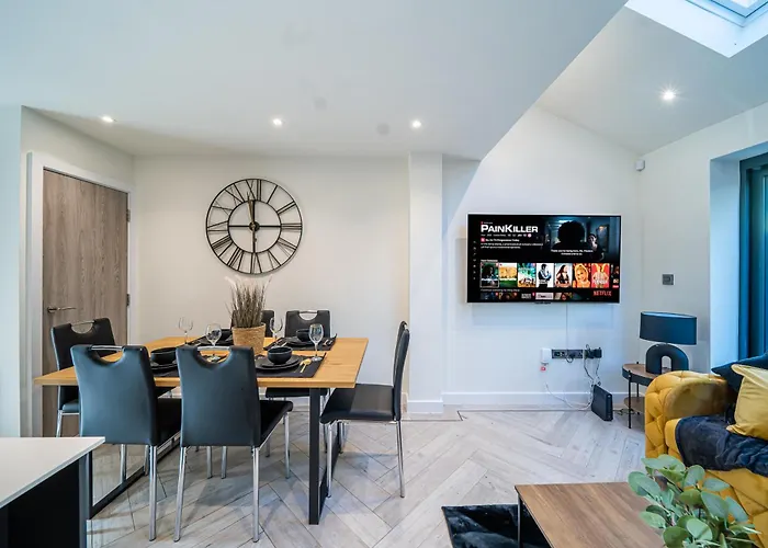 4-bed Townhouse, Secure & Close To Centre- Ideal For Corporate Guests דירה