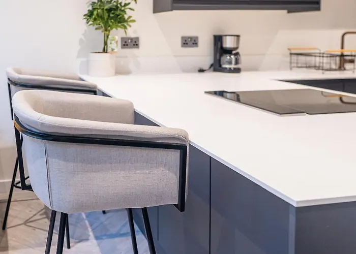 4-bed Townhouse, Secure & Close To Centre- Ideal For Corporate Guests דירה *