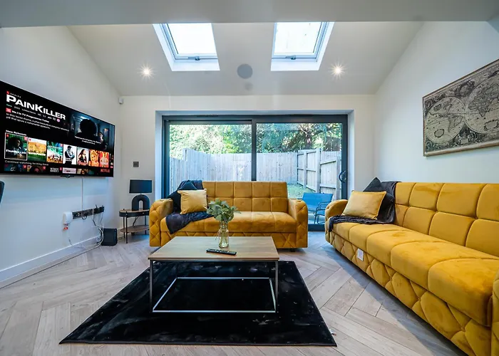 4-bed Townhouse, Secure & Close To Centre- Ideal For Corporate Guests *