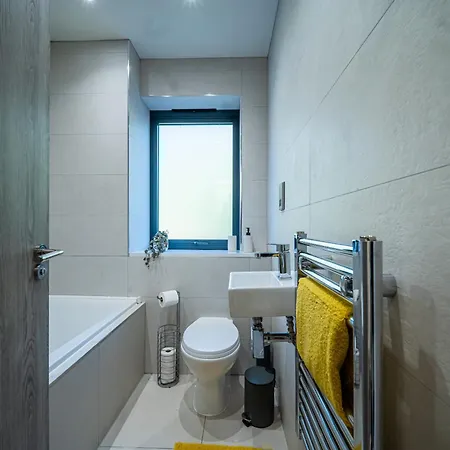 Apartment 4-bed Townhouse, Secure & Close To Centre- Ideal For Corporate Guests