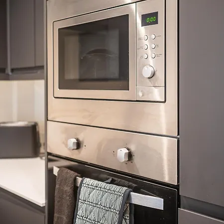 Apartment 4-bed Townhouse, Secure & Close To Centre- Ideal For Corporate Guests