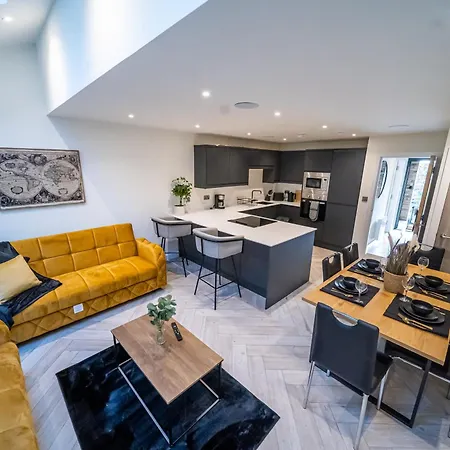 Apartment 4-bed Townhouse, Secure & Close To Centre- Ideal For Corporate Guests *